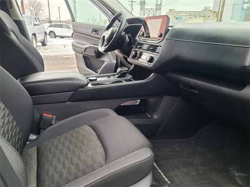 Used 2023 Nissan Pathfinder S image 16