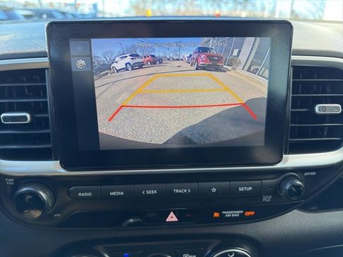Certified 2025 Hyundai Venue SE image 24
