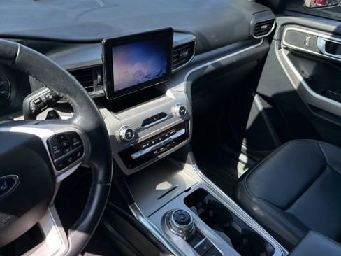 Used 2021 Ford Explorer XLT w/ Equipment Group 202A image 3