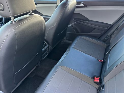 Used 2022 Volkswagen Taos SE image 12