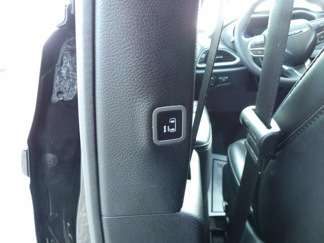 Used 2025 Chrysler Pacifica Select FWD image 14