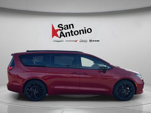 New 2026 Chrysler Pacifica Select w/ S Appearance Package FWD image 17