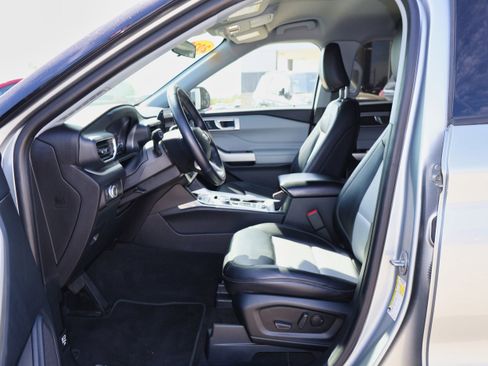 Used 2022 Ford Explorer XLT w/ Equipment Group 202A image 12