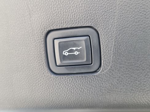 Used 2022 Chevrolet Traverse LT FWD image 18
