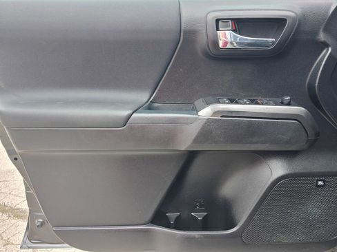 Used 2019 Toyota Tacoma TRD Sport AWD/4WD image 8