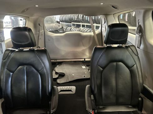 Used 2023 Chrysler Pacifica Touring-L FWD image 5