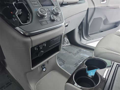 Used 2018 Toyota Sienna L image 26