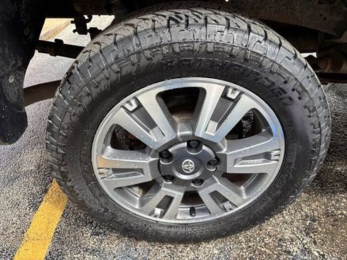 Used 2010 Toyota Tundra 4x4 CrewMax image 10