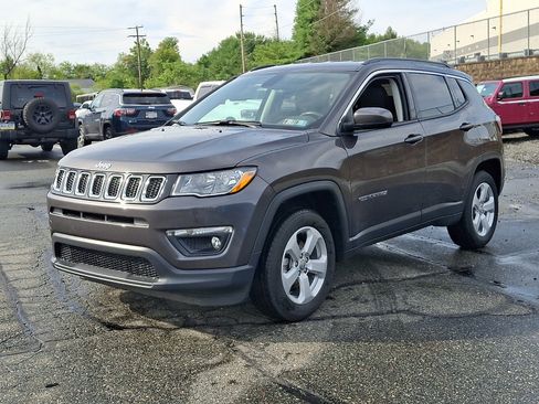 Used 2020 Jeep Compass Latitude w/ Cold Weather Group AWD/4WD image 3