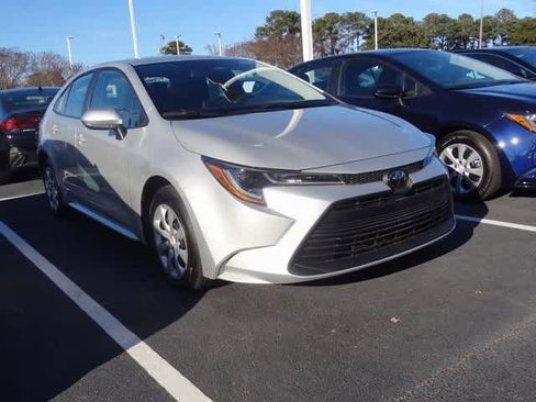 Used 2025 Toyota Corolla LE image 3
