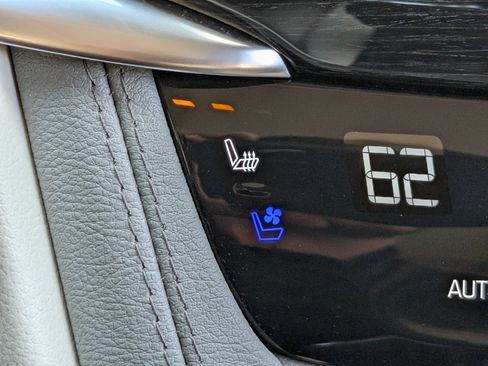 Used 2025 Cadillac XT6 Premium Luxury image 32