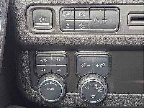 Used 2023 Chevrolet Suburban Premier AWD/4WD image 20