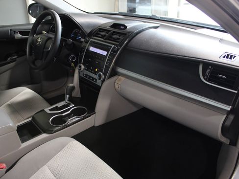 Used 2012 Toyota Camry L image 22
