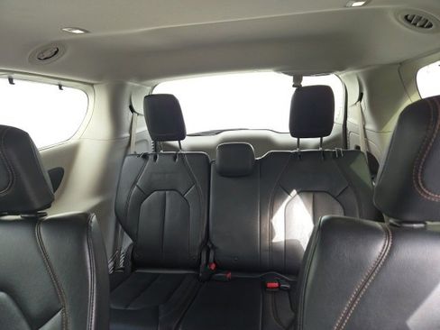 Certified 2017 Chrysler Pacifica Touring-L image 17