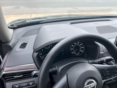 Used 2025 Nissan Altima 2.5 SV FWD image 34