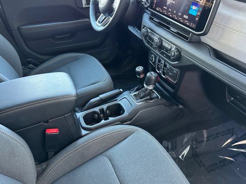 Used 2025 Jeep Wrangler Unlimited Sahara AWD/4WD image 17