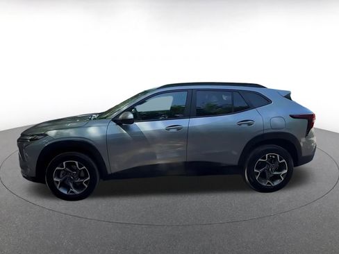 Used 2025 Chevrolet Trax LT FWD image 9