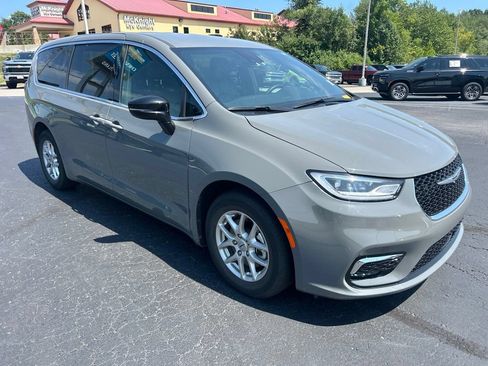 Used 2025 Chrysler Pacifica Select FWD image 3