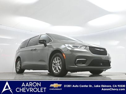 Used 2025 Chrysler Pacifica Select
