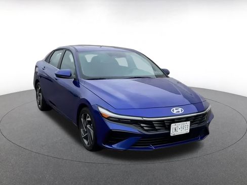 Used 2025 Hyundai Elantra SEL image 3