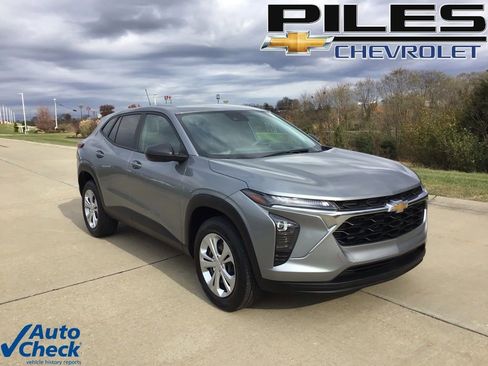 Used 2024 Chevrolet Trax LS w/ Driver Confidence Package image 1