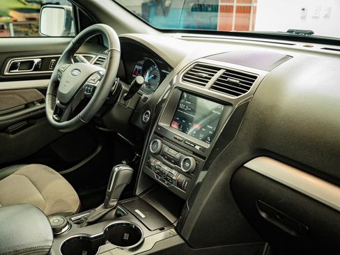 Used 2017 Ford Explorer XLT w/ Equipment Group 202A image 46