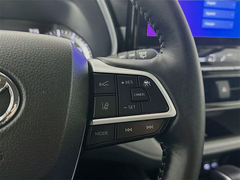 Used 2025 Toyota Highlander XLE image 25