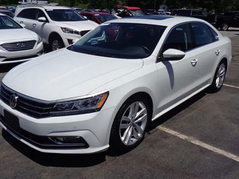 Used 2018 Volkswagen Passat 2.0T SE FWD image 2