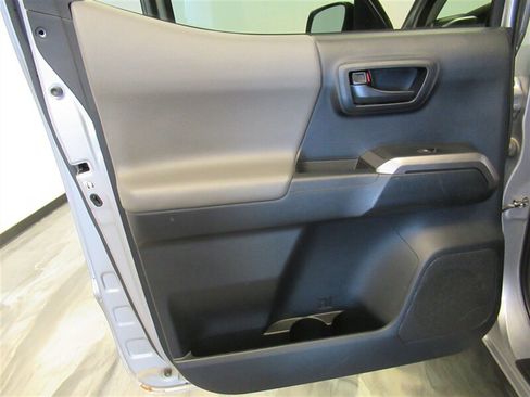 Used 2016 Toyota Tacoma SR5 image 40