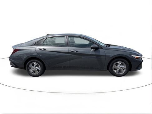 New 2026 Hyundai Elantra SE FWD image 2