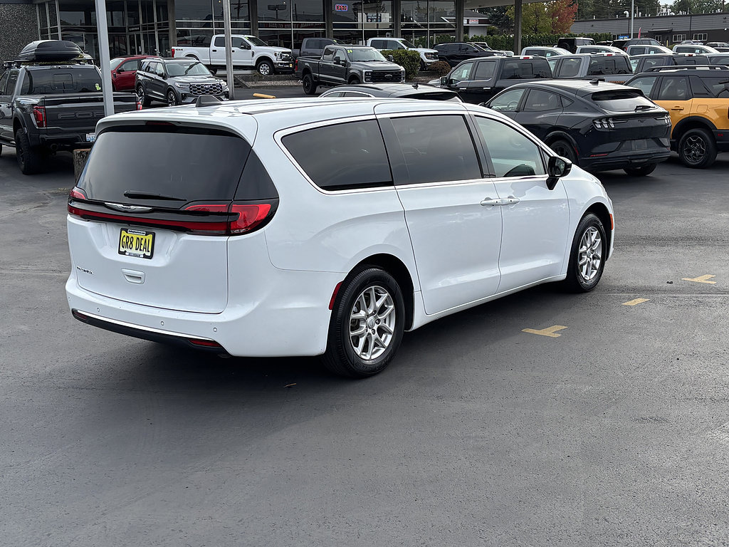 Used 2025 Chrysler Pacifica Select FWD image 5