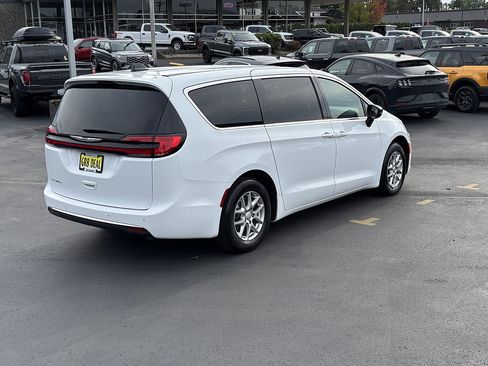 Used 2025 Chrysler Pacifica Select FWD image 5