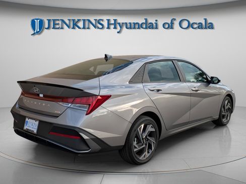 Used 2025 Hyundai Elantra SEL image 3
