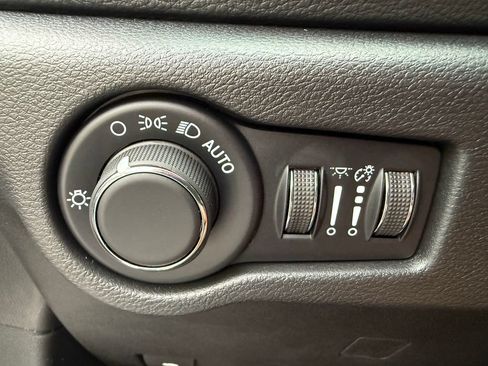 New 2027 Chrysler Pacifica Pinnacle w/ Theater Group FWD image 18