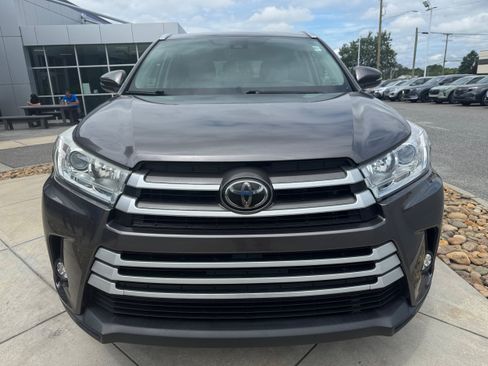 Used 2018 Toyota Highlander XLE AWD/4WD image 3