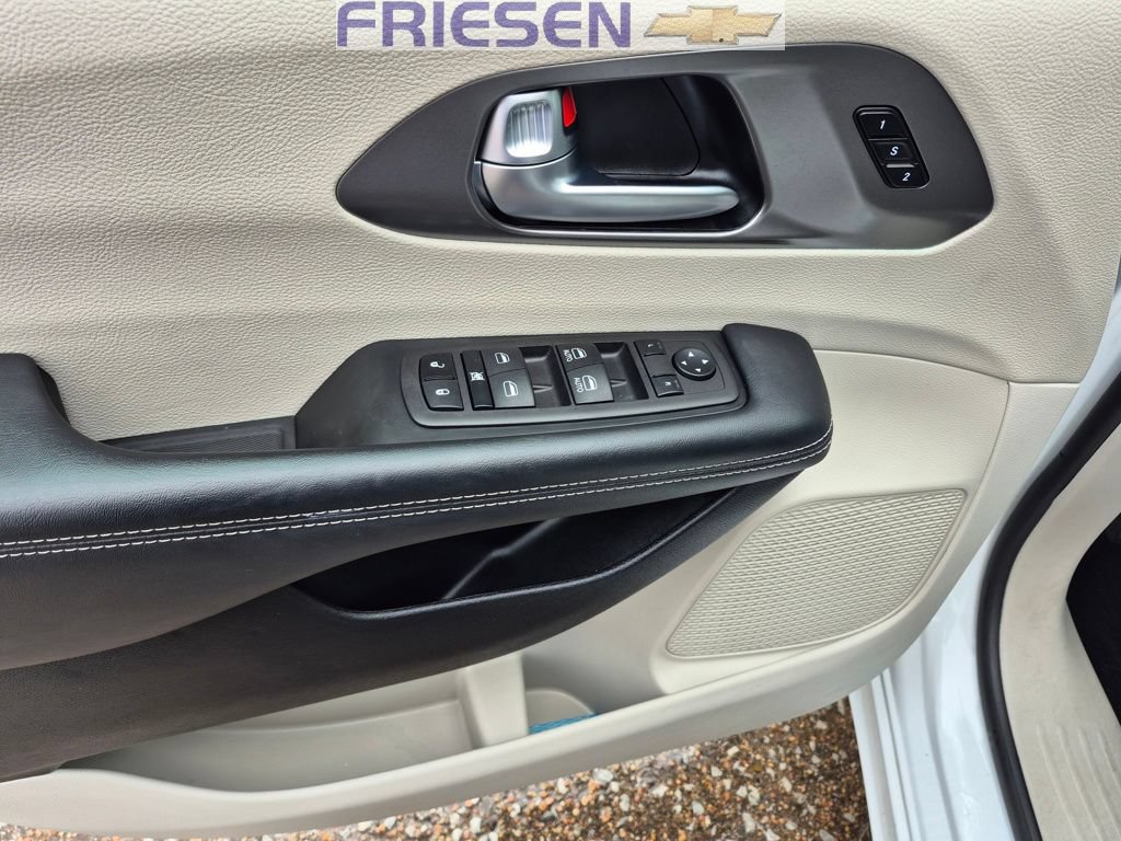 Used 2023 Chrysler Pacifica Touring-L FWD image 11