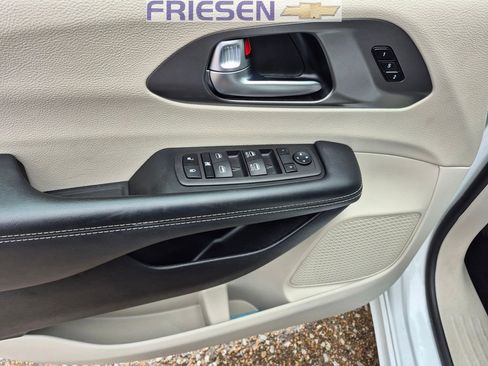 Used 2023 Chrysler Pacifica Touring-L image 11