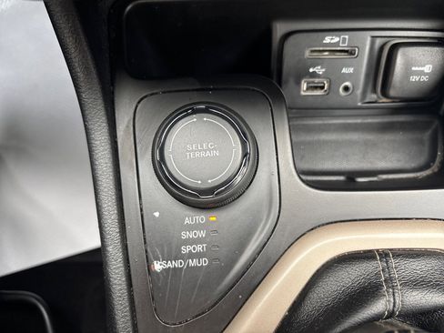 Used 2016 Jeep Cherokee Sport AWD/4WD image 30