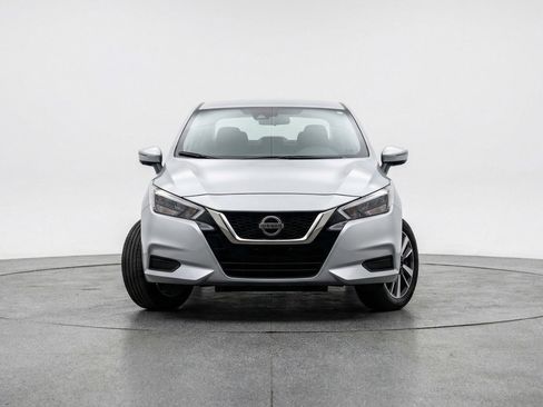 Used 2025 Nissan Versa SV image 2