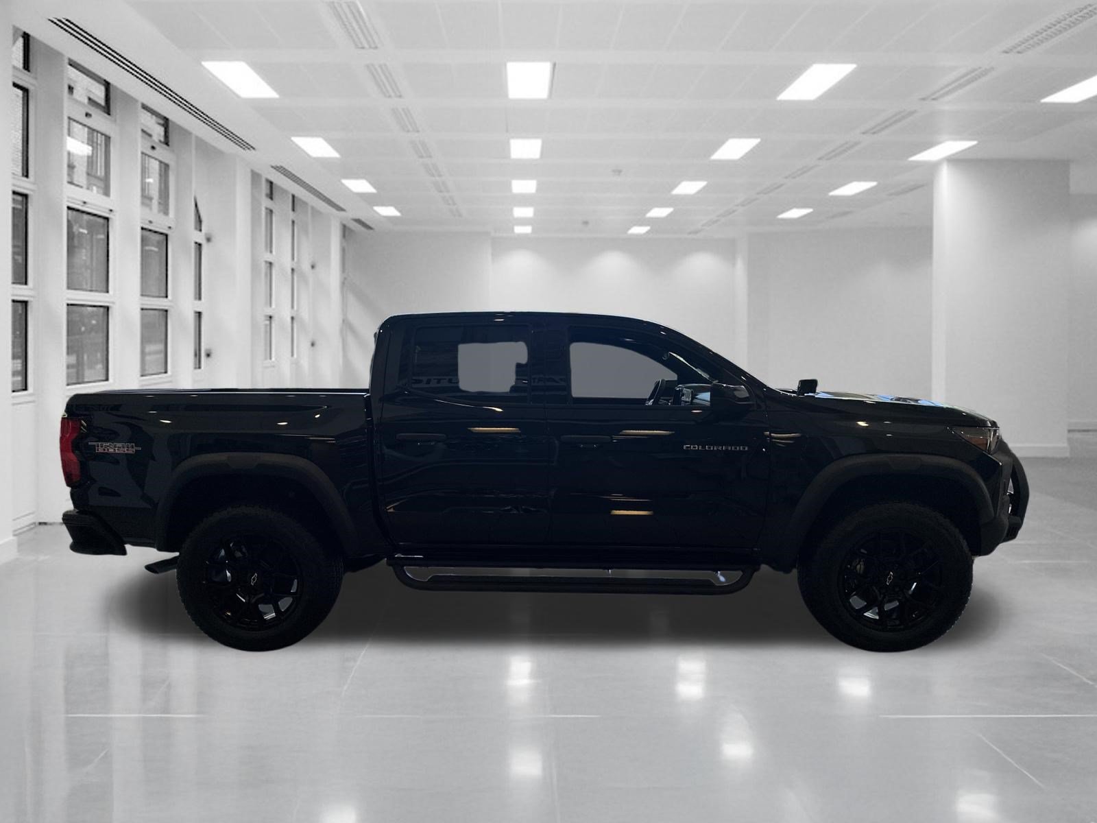 New 2026 Chevrolet Colorado Trail Boss w/ Off-Road Front Bumper Package AWD/4WD image 4
