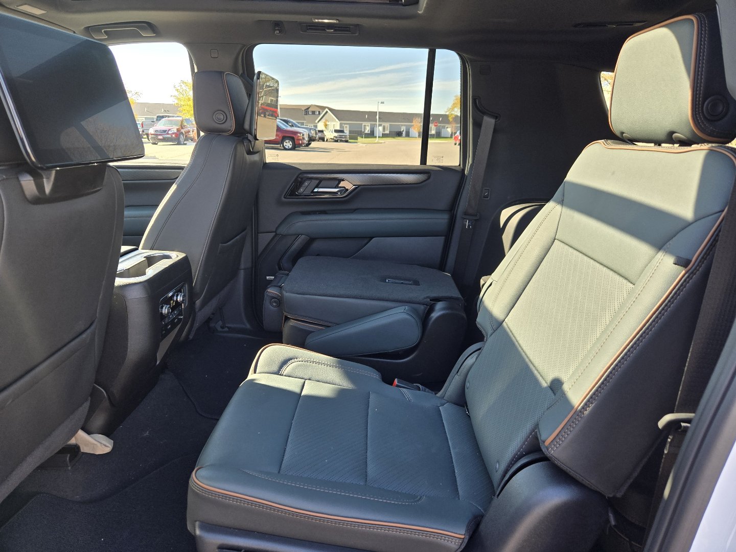 Used 2026 GMC Yukon XL AT4 w/ AT4 Premium Plus Package AWD/4WD image 4