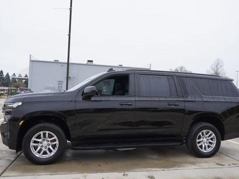 Used 2021 Chevrolet Suburban RST image 3