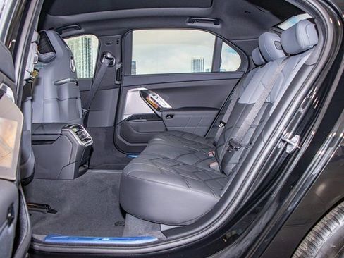 Used 2025 BMW 760i xDrive w/ Premium Package image 22