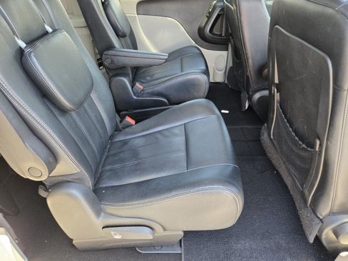 Used 2016 Chrysler Town & Country Touring FWD image 12