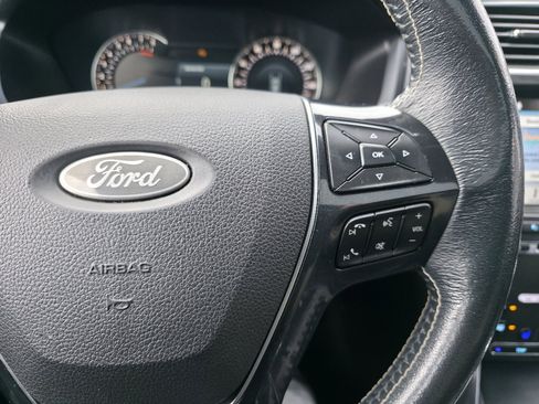 Used 2018 Ford Explorer Platinum image 40