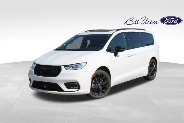 Used 2025 Chrysler Pacifica Limited FWD image 1