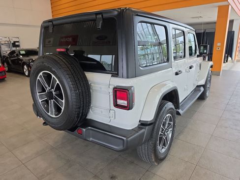 Used 2023 Jeep Wrangler Unlimited Sahara AWD/4WD image 9