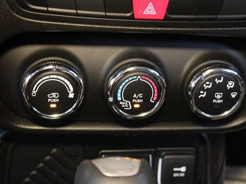 Used 2015 Jeep Renegade Latitude FWD image 24