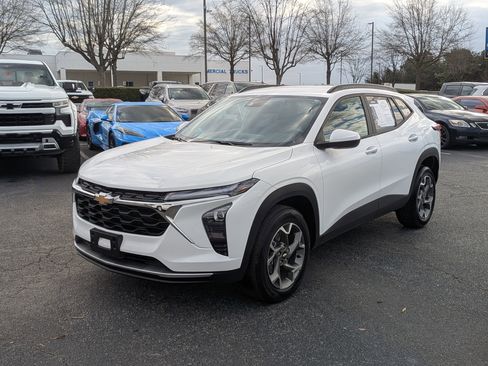 Used 2025 Chevrolet Trax LT w/ LT Convenience Package image 5