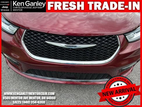 Used 2023 Chrysler Pacifica Touring-L FWD image 13